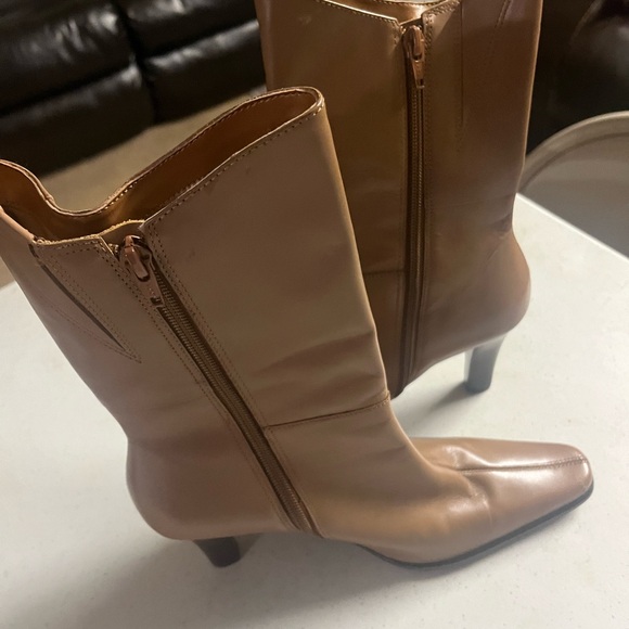 Chic Tan Leather Heeled‎ Boots - Picture 3 of 5